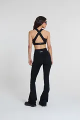 Calza deportiva larga negra, tiro alto, con corte acampanado en el tobillo (estilo oxford). Presenta cintura ancha de doble tela con recorte en la parte posterior.