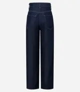 Pantalón de jean de tiro alto, corte recto y color azul oscuro.