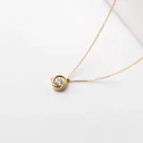 Gargantilla de oro amarillo 18k con dije circular con circonia engarzada.