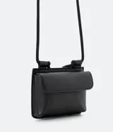 Bolso mini bag negro de poliuretano con tirante tipo cordón y cierre con botón.