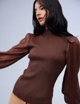 Buzo en tejido lurex marrón con mangas amplias de gasa plisada, de la marca Absolutely Famous.