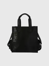 Bolso tipo tote negro con doble asa de mano y correa bandolera ajustable y extraíble. Logotipo de la marca estampado en las asas y en el frente.