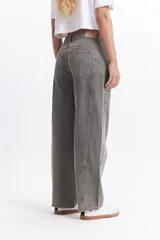 Pantalón jean celeste de tiro medio, corte amplio y redondeado.