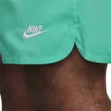 Short de hombre color verde agua, con cintura elástica ajustable con cordón blanco y logo de Nike bordado en blanco en la pierna izquierda.