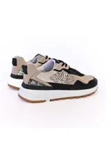 Championes urbanos Quivo Cherie con detalles gráficos en negro, beige y animal print.