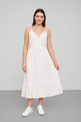 Vestido midi blanco de viscosa, corte holgado, con breteles finos, escote en V y cordón ajustable en la cintura.