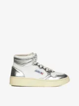 Zapatillas altas de estilo vintage para mujer, con parte superior en cuero blanco y plateado, cuello acolchonado y suela de goma.