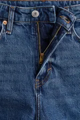 Short de jean de cinco bolsillos en denim de algodón levemente elástico. Modelo de tiro superalto con cierre, botón y dobladillo cosido.