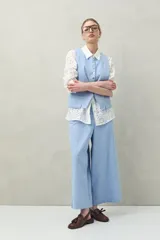 Pantalón celeste de corte amplio confeccionado en mezcla de lino y viscosa, con cintura media y elástico en la espalda.