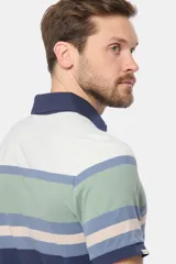 Remera polo a rayas horizontales en tonos bordó, blanco y azul. Con botones personalizados y logo bordado en el pecho.