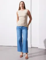 Musculosa color beige en tejido acanalado, marca Tahari, con cuello a la base y sin mangas.