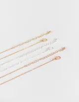Set de tres collares cortos con dije de anillo grabado con las palabras "best", "friends" y "forever". Los dijes son de color plateado, dorado y rosado respectivamente.