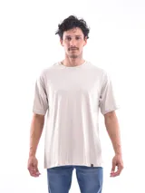 Remera color beige de corte amplio y mangas cortas.
