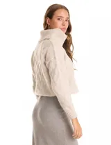 Falda midi color rosado, de la marca Zac & Rachel, con pretina ancha elastizada y tejido con lurex. Presenta un corte vertical en la parte trasera.