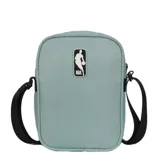 Bandolera verde agua con correa negra ajustable y logo de la NBA en blanco y negro.