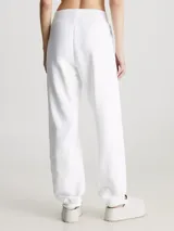 Pantalón de jogging blanco de felpa de algodón con corte relaxed, cintura elástica, puños de canalé, bolsillos laterales y logo del monograma de Calvin Klein bordado en la pierna.