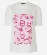 Blusa blanca de algodón con cuello redondo y mangas cortas abullonadas. Estampa frontal con dibujos de objetos femeninos en color rosa y texto "I'm just a girl".