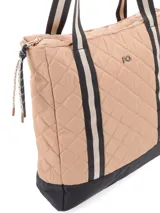 Cartera tipo shopper azul con diseño capitoneado y base negra. Tiene correas bitono, cierre de nylon con tirador textil, logo metálico, bolsillos interiores y compartimento acolchado para laptop.