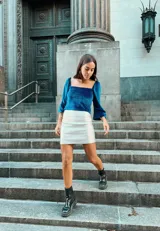 Blusa de terciopelo azul con escote cuadrado y mangas tres cuartos abullonadas.
