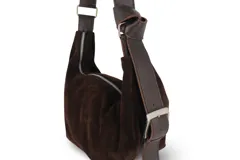 Cartera bandolera de gamuza color marrón topo, con correa ajustable de cuero marrón oscuro.