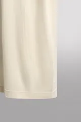 Camiseta deportiva roja de cuello redondo y manga corta, confeccionada en tejido ligero y elástico. Presenta acabados sin costuras y logo estampado.