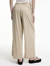Pantalón recto color beige con pretina elástica y bolsillos laterales.