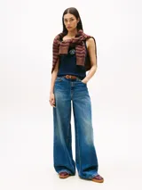 Musculosa azul con estampado de texto en el pecho.