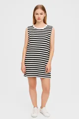 Vestido corto de algodón, sin mangas, con cuello redondo y patrón de rayas horizontales en blanco y negro.