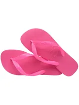 Chancletas Havaianas rosadas con suela texturizada y tiras con diseño de grecas.