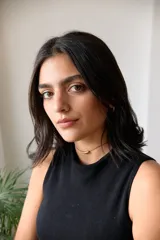 Gargantilla con tiento de hilo encerado color borgoña y dije de acero quirúrgico hipoalergénico plateado en forma de tubo.