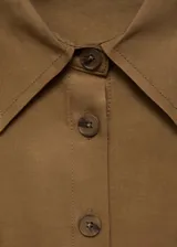 Vestido midi color marrón claro, sin mangas, con cuello camisero, cierre frontal con botones y cinturón con hebilla.