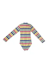 Malla entera de lycra blanca con rayas horizontales de colores: azul, amarillo, rosa y verde. Tiene cierre frontal con cremallera.