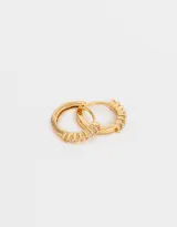 Aros argollas pequeñas bañadas en oro con incrustaciones de strass y cierre click.