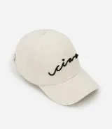 Gorra de béisbol color crudo con bordado de la palabra "Ciao" en negro.