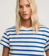 Remera de algodón a rayas horizontales azules y blancas, de manga corta y cuello redondo.