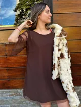Vestido corto marrón de corte recto y mangas 3/4 de tul.