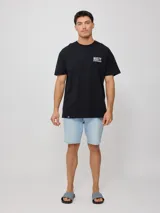 Remera negra de algodón con estampado del logo de la marca Rusty en el pecho y en la espalda.