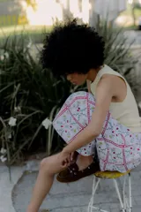 Falda midi blanca con lunares amarillos y bolsillos laterales.