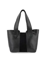 Cartera shopper negra de cuero graneado y gamuza, con manijas con costuras en cuero y logo metálico de la marca.