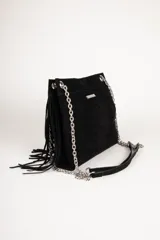 Cartera de ante negro con flecos, correa de cadena y múltiples compartimentos internos.