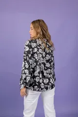 Camisa estampada con mangas amplias y detalle de apertura, de corte amplio y cierre frontal con botones.