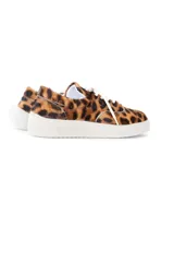 Zapatillas bajas con estampado animal print de leopardo, cordones blancos y suela blanca.