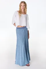 Falda midi tejida a rayas verticales en tonos celeste y azul, con cintura elástica y abertura lateral.