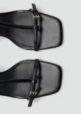 Sandalias negras de tacón bloque con cierre de hebilla y diseño de tiras.