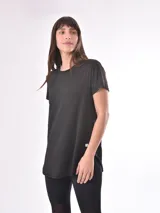 Remera negra de corte holgado y mangas cortas, ideal para uso deportivo o casual.