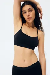 Bralette negro sin costuras, con breteles finos ajustables y banda inferior acanalada. Copas forradas con relleno extraíble.