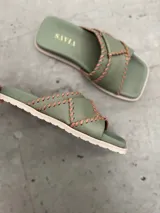 Túnica de lino con lurex color azul con detalles en color camel en las mangas, de corte amplio y mangas anchas.