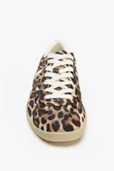 Zapatillas deportivas con estampado animal, suela color caramelo y cordones blancos.