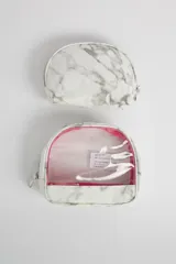 Set de dos necessaires de forma semicircular, con cierre superior y diseño marmolado en tonos grises y blancos. Uno de los necessaires es completamente opaco y el otro tiene la parte superior transparente con borde rosado.