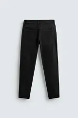 Pantalón de jean azul oscuro, corte skinny, largo cropped y efecto lavado.